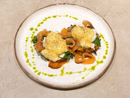 Гарбузові оладки з лососем, яйцем та крем сиром