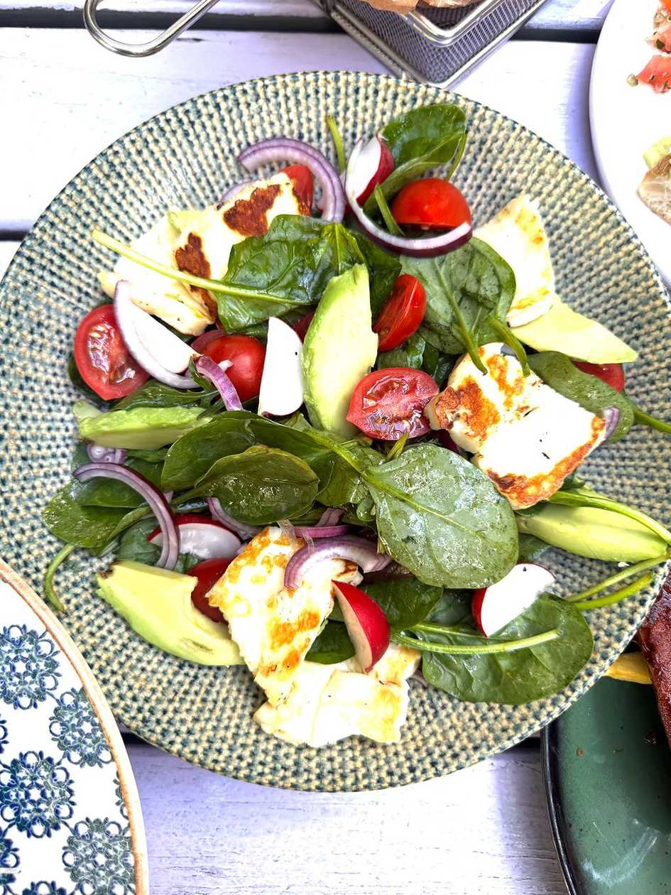 Halloumi salad