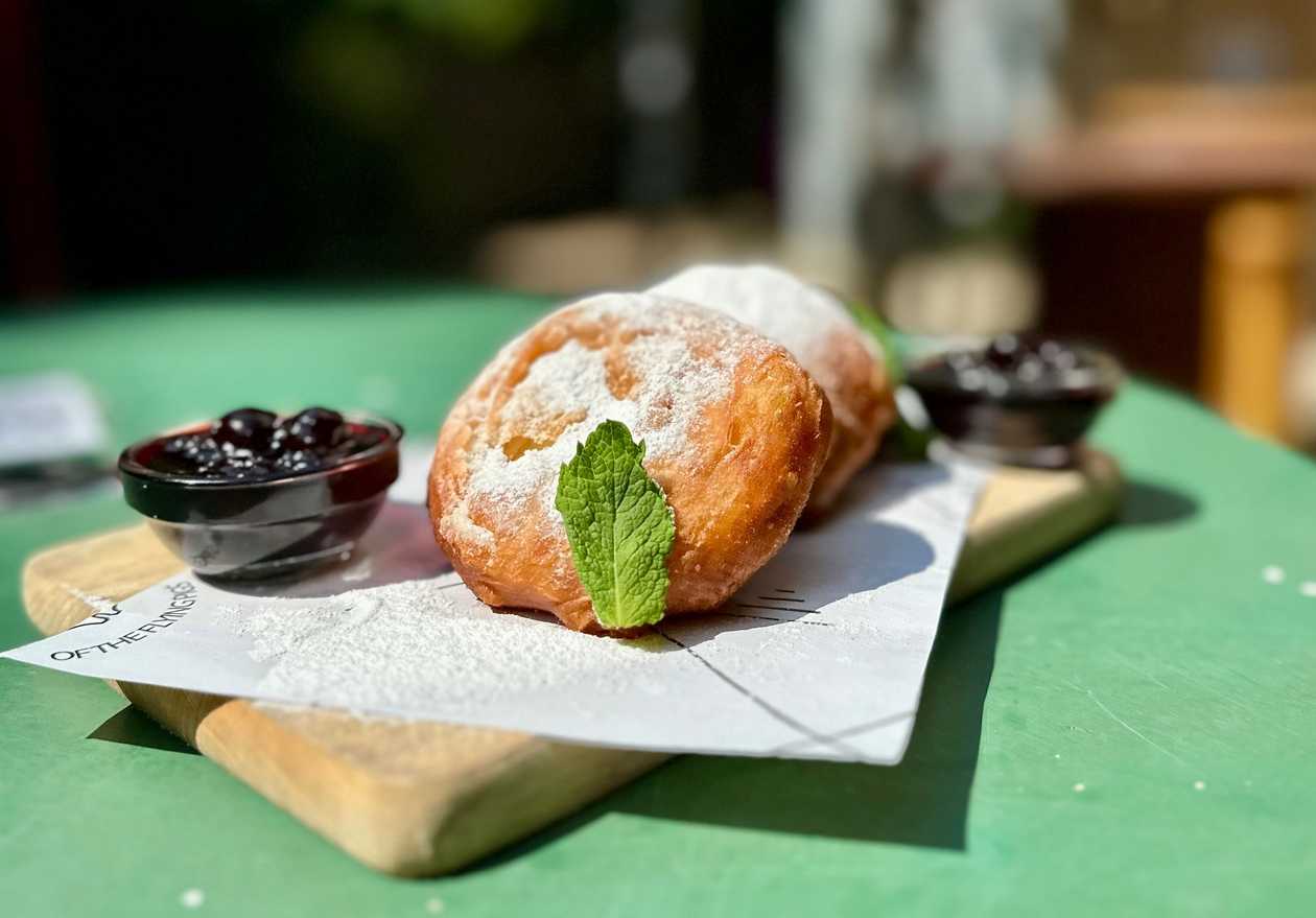Mini lagoși with jam