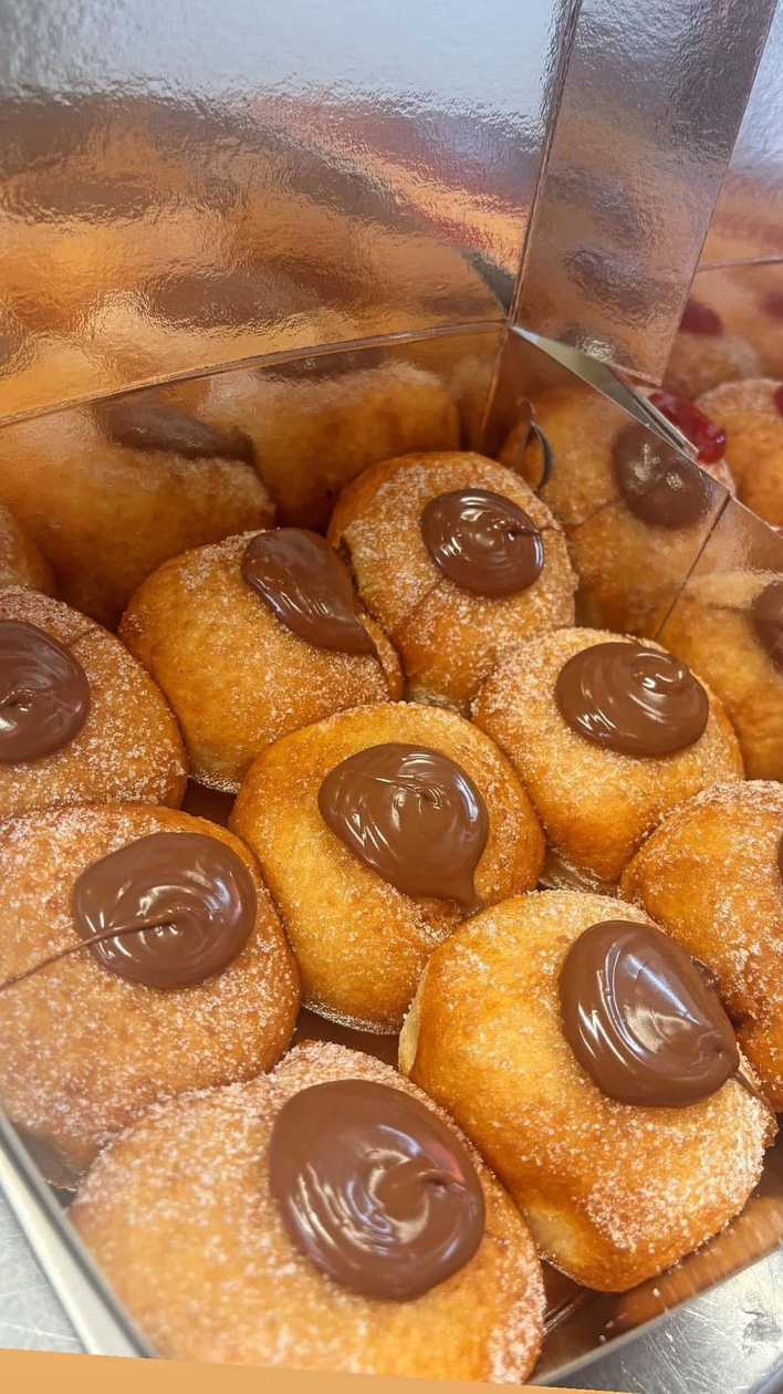 8 Doughnuts Jam or Nutella with Free Soft Drink🥤