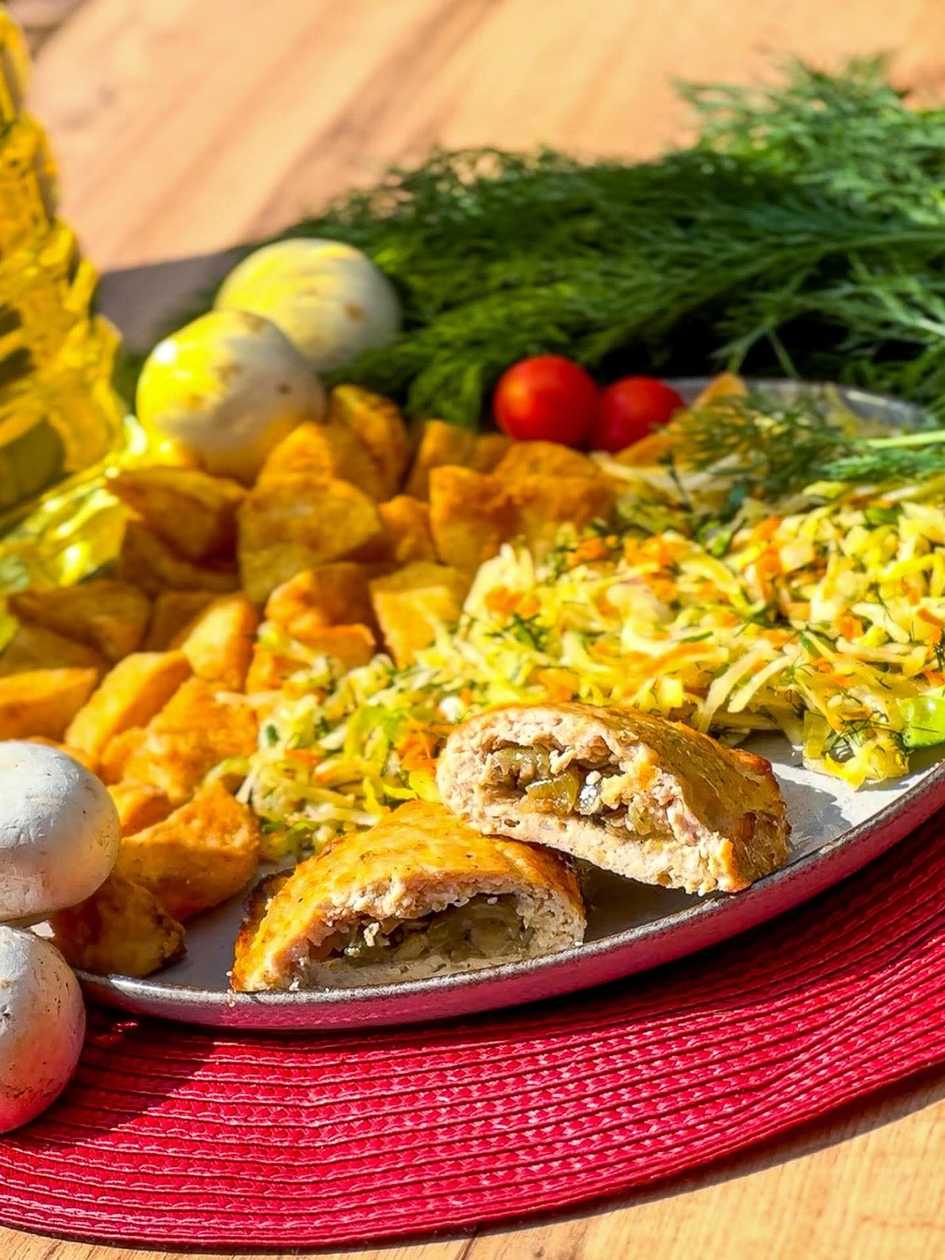 Kotlet drobiowy faszerowany pieczarkami z cebulką