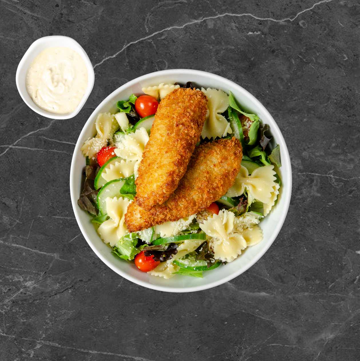 Salotos su traškiais vištienos piršteliais ir Farfalle makaronais