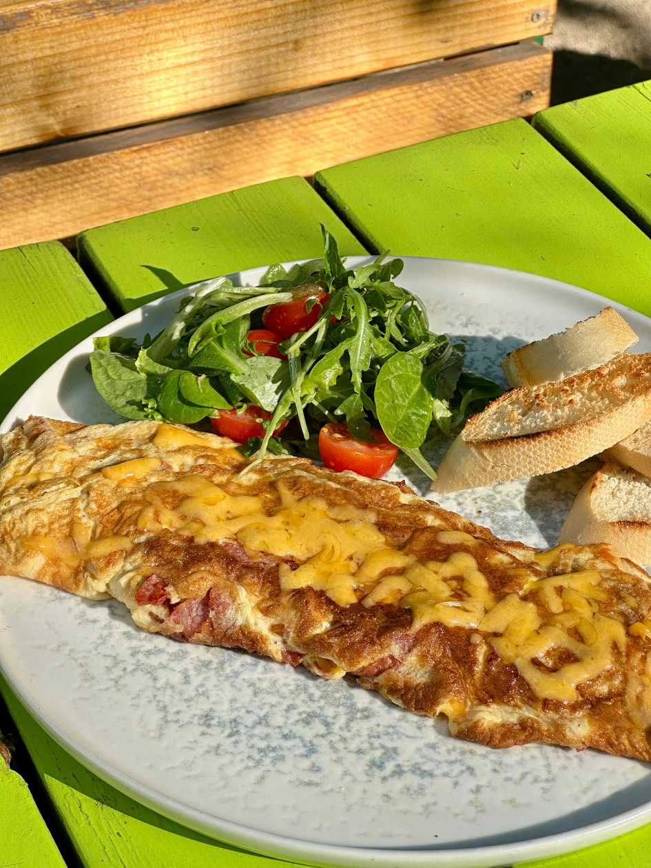 Bacon & Cheddar omelete