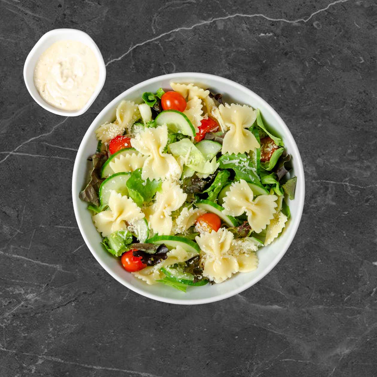 Salotos su Farfalle makaronais