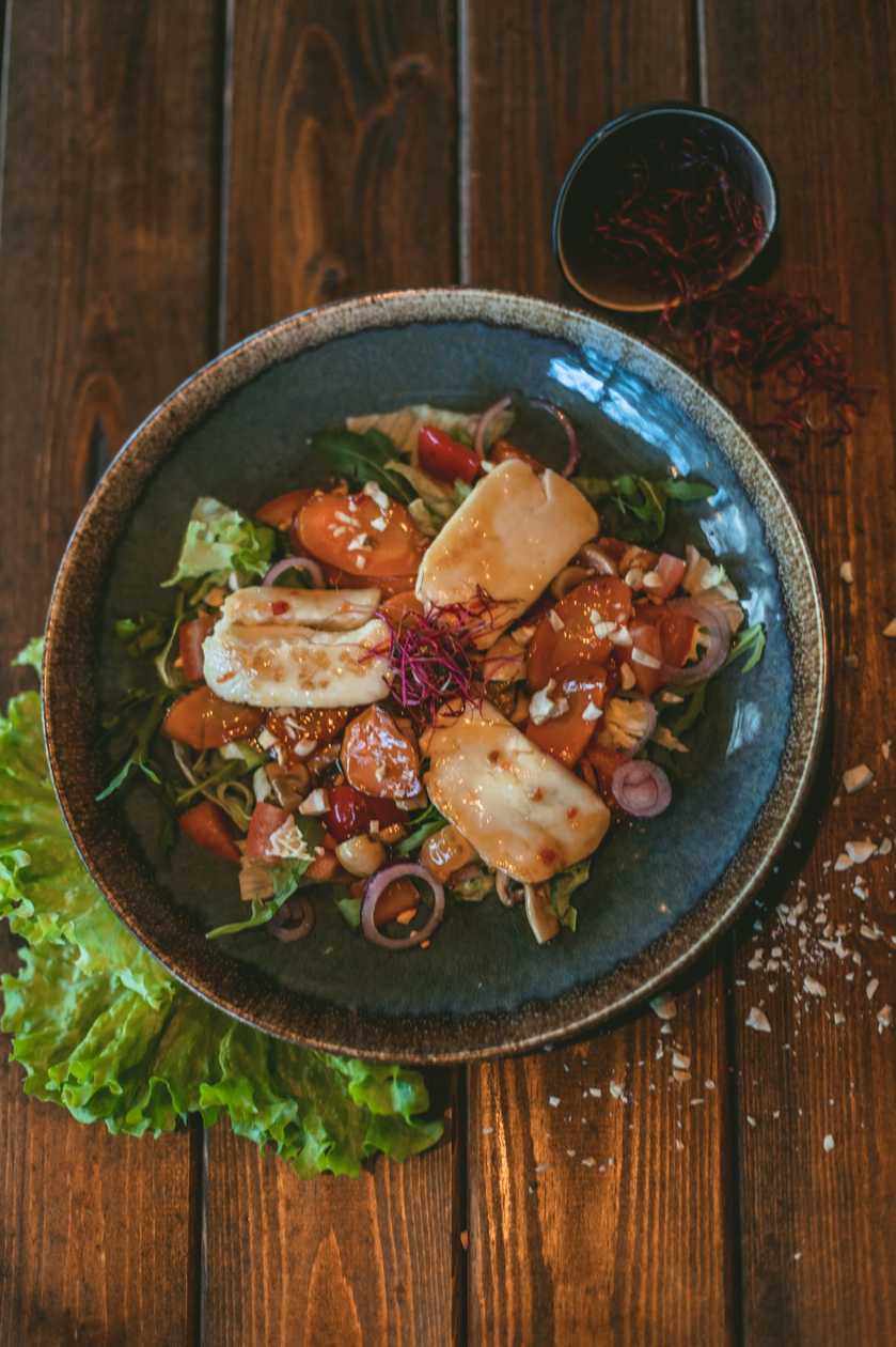 Siltie salāti ar ceptu Halloumi sieru