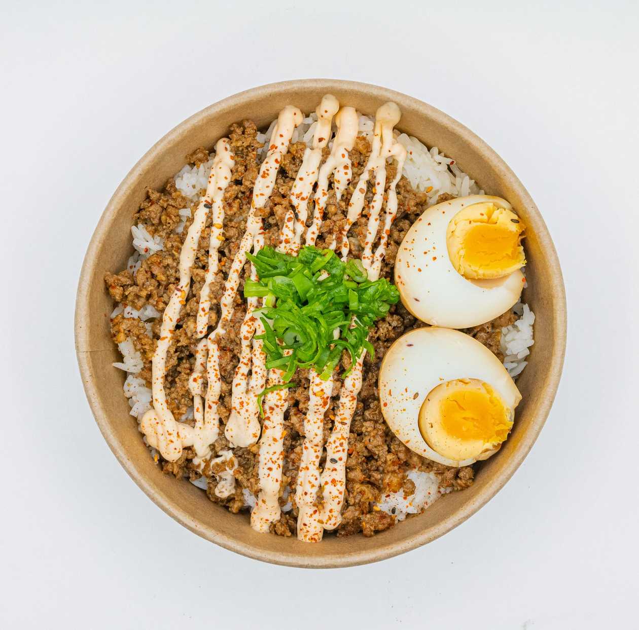 Ρύζι Στον Ατμό Με Χοιρινό Κιμά, Μαριναρισμένο Αυγό, Κρεμμυδάκι Και Μαγιονέζα Με Τσίλι