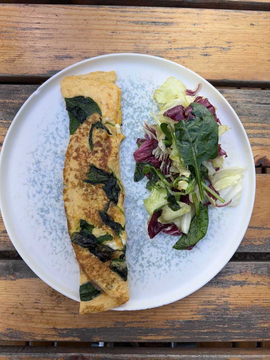 Omelette with goat cheese and baby spinach