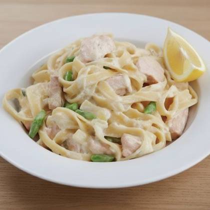 TAGLIATELLE AL SALMONE