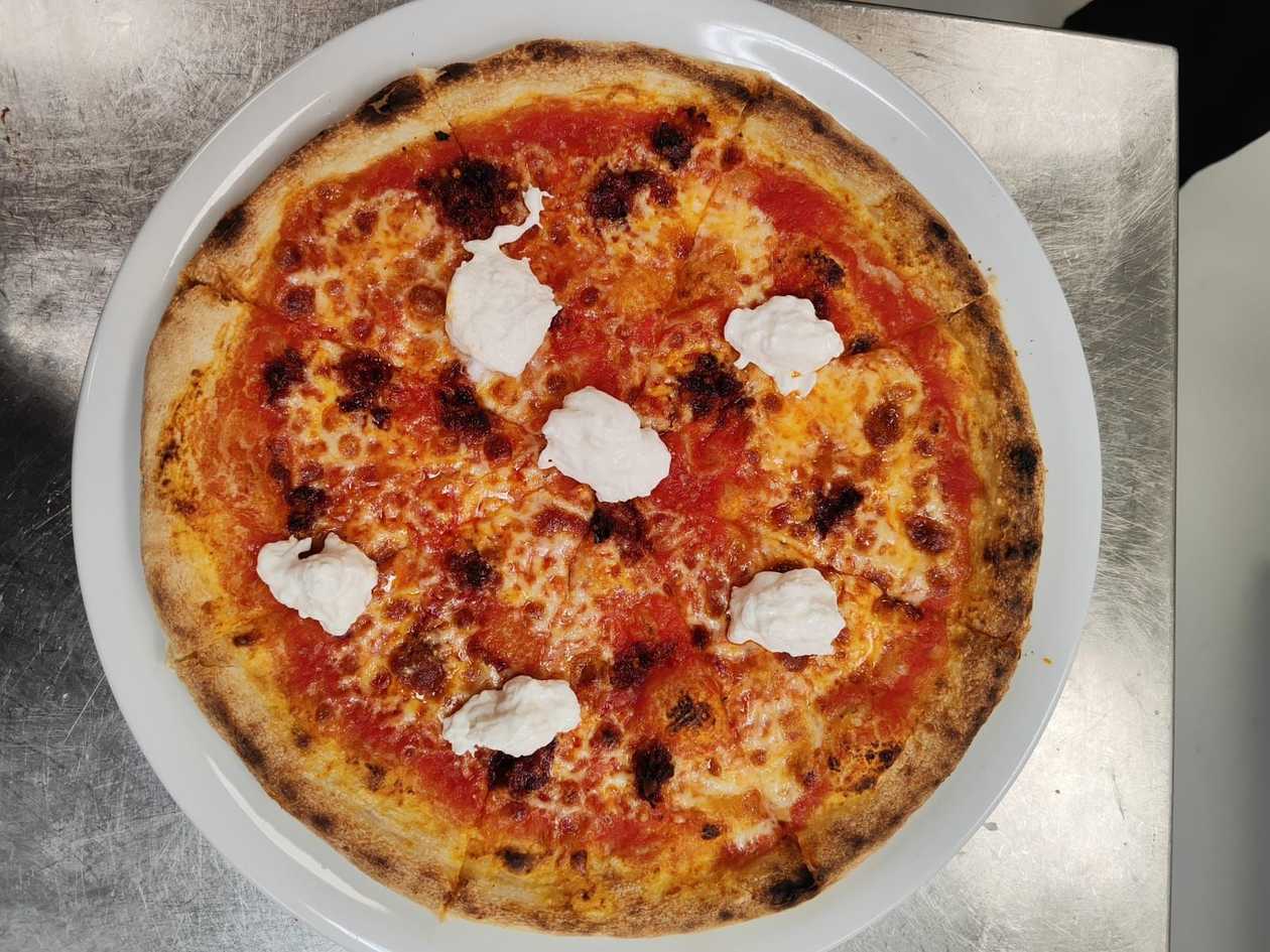 Pizza NˇDuja e crema di burrata
