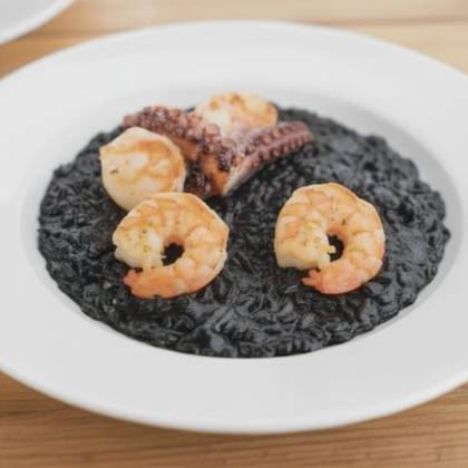 RISOTTO AL NERO DI SEPIA E FRUTTI DI MARE