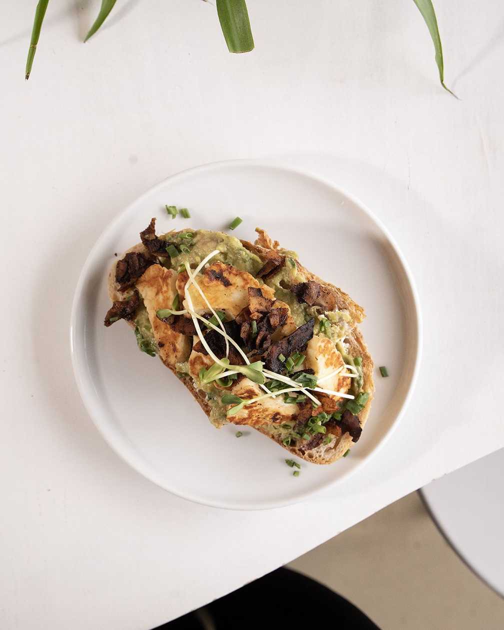 AWOKADO TOST HALLOUMI (WEGE)