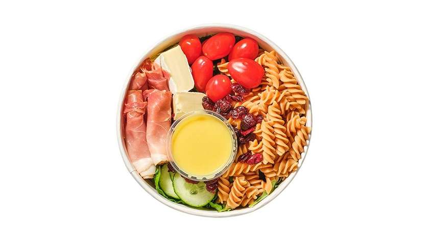 Bowl z makaronem proteinowym, szynką dojrzewającą i camembertem