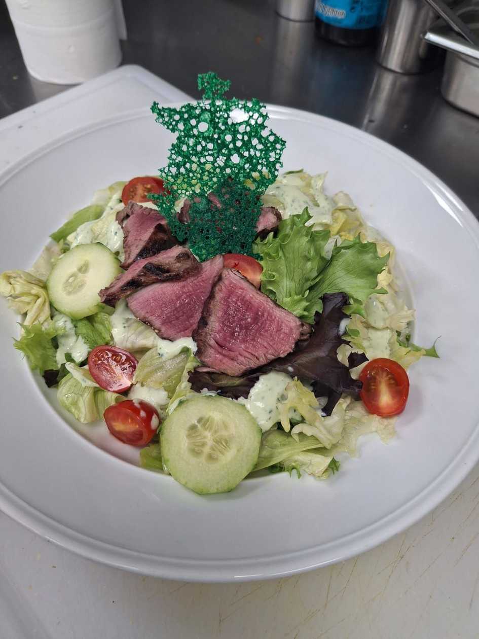 Insalata manzo con salsa parmigiano