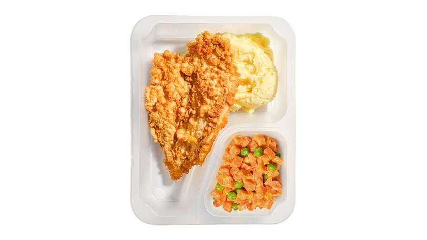 Kotlet paryski z puree ziemniaczanym i marchewką z groszkiem