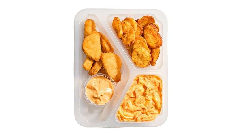 Nuggetsy roślinne z talarkami ziemniaczanymi i surówką z marchewki