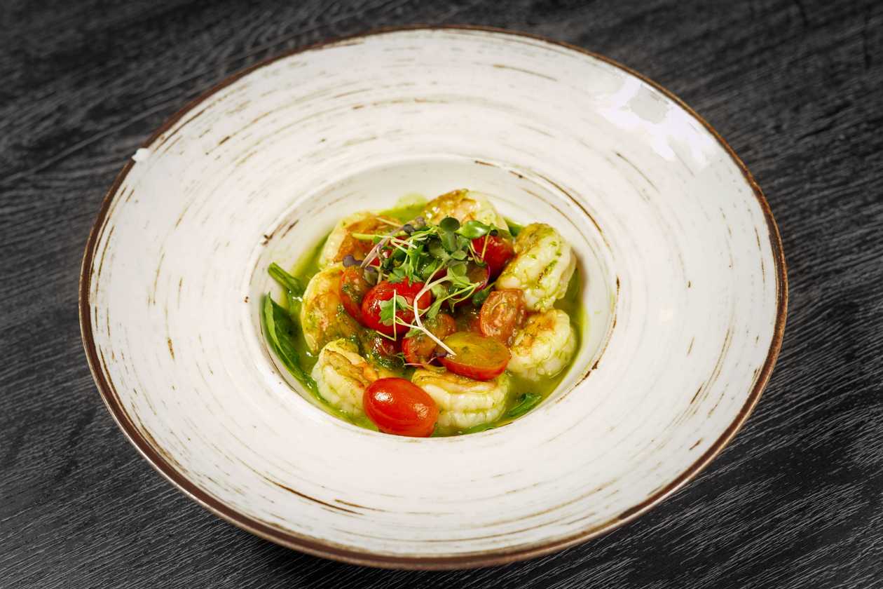 Shrimps with chive butter, baby spinach and cherry tomatoes