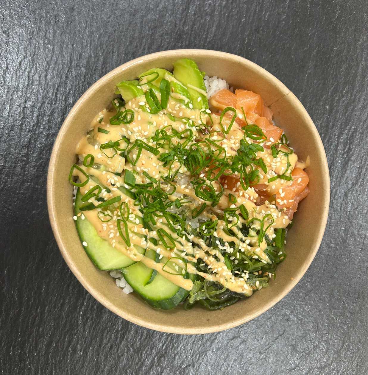 Bowlas su krabų lazdelėmis