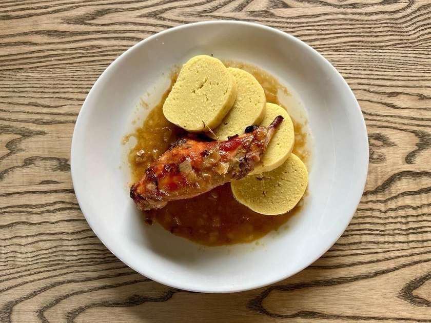 Králík pečený na cibuli