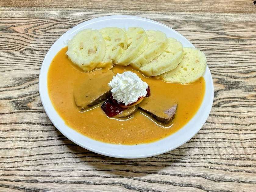 Svíčková hovězí pečeně, brusinkový terč