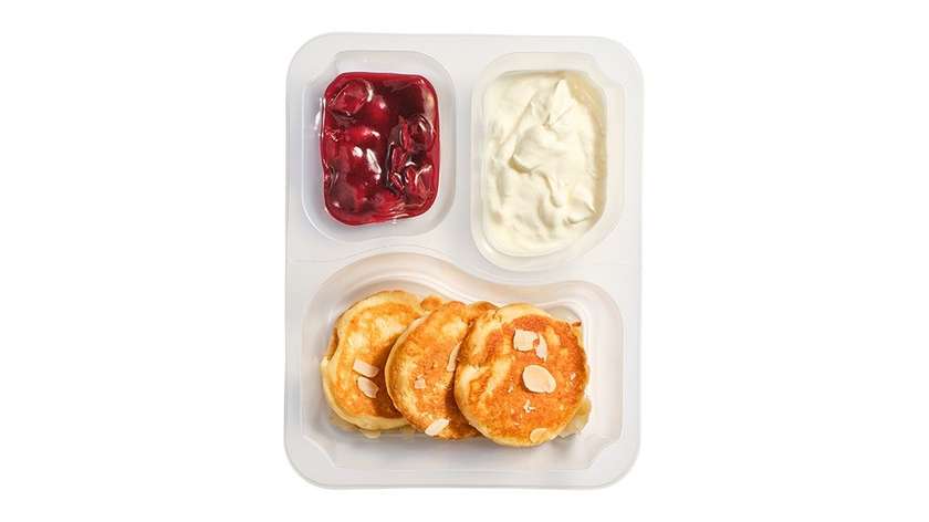 Pancakes, skyr z brzoskwinią i marakują, konfitura wiśniowa