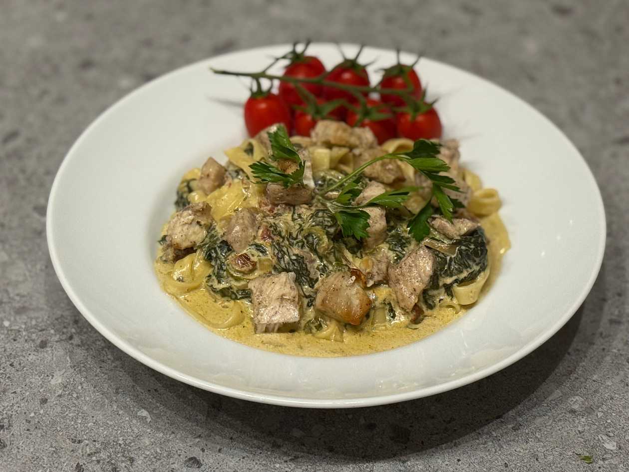 Tagliatelle z kurczakiem ,szpinakiem i  suszonymi pomidorami w sos śmietanowym