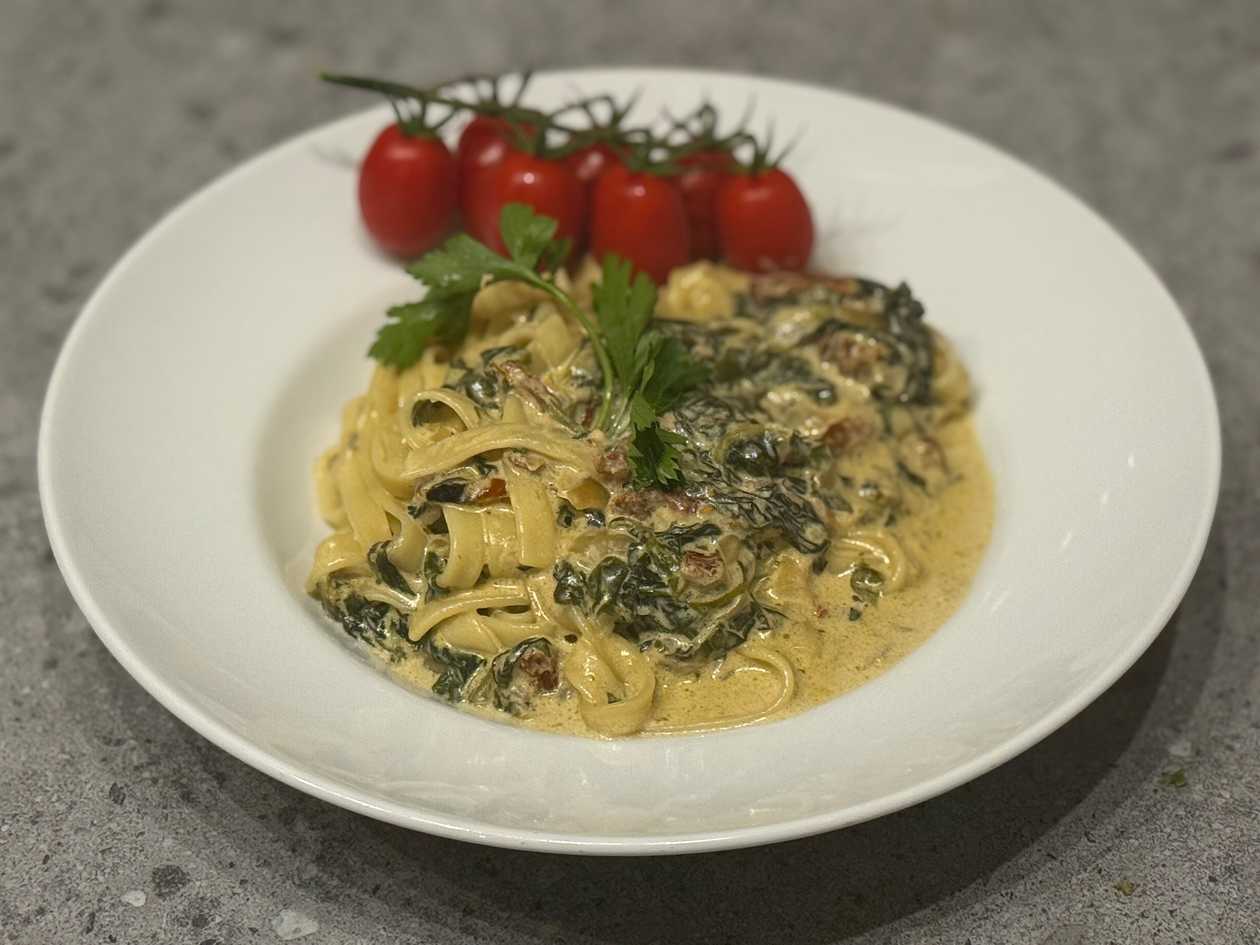 Tagliatelle ze ,szpinakiem i  suszonymi pomidorami w sos śmietanowym