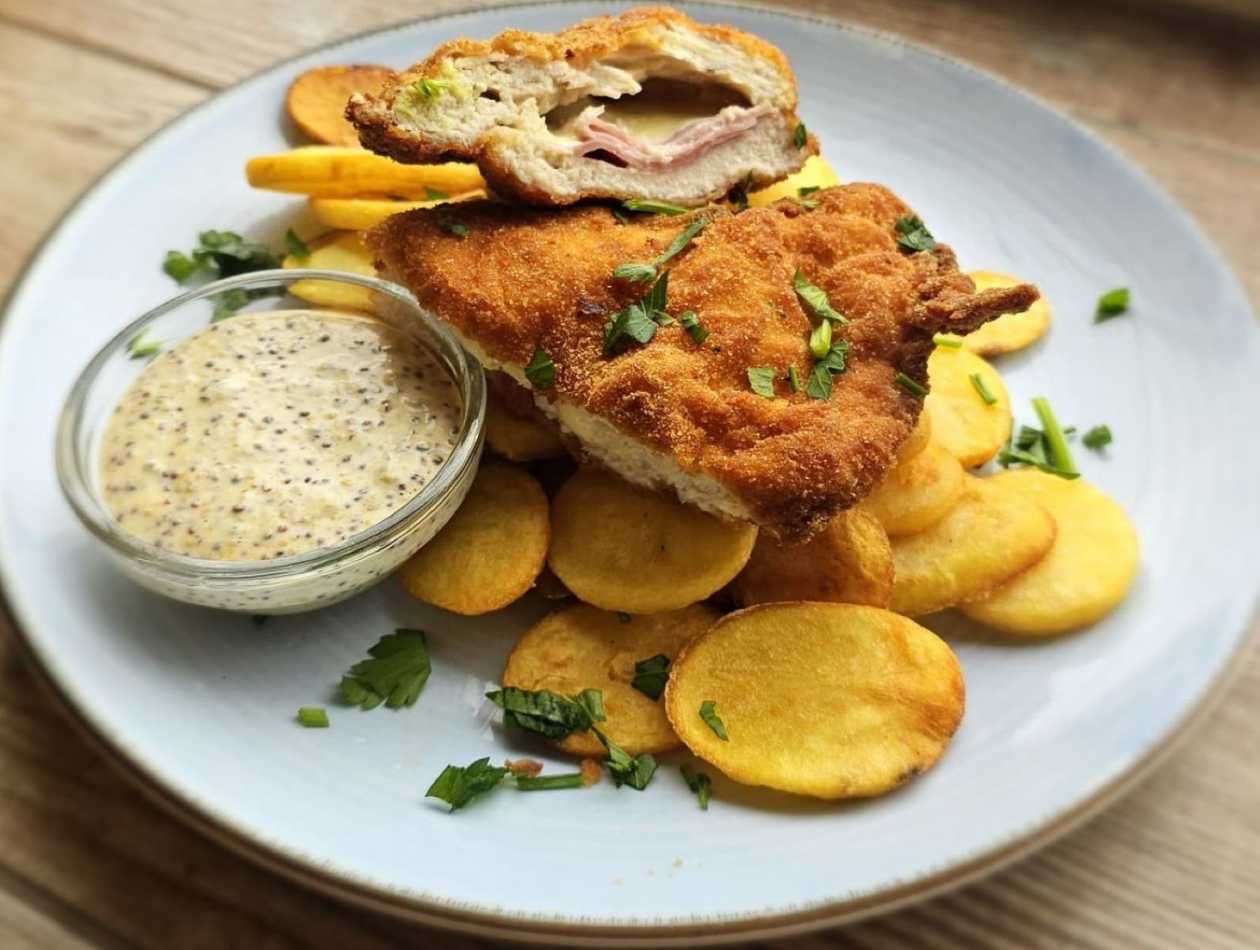 Kuřecí Cordon Bleu plněný ementálem a šunkou s bramborovými plátky a dip z hrubozrnné hořčice