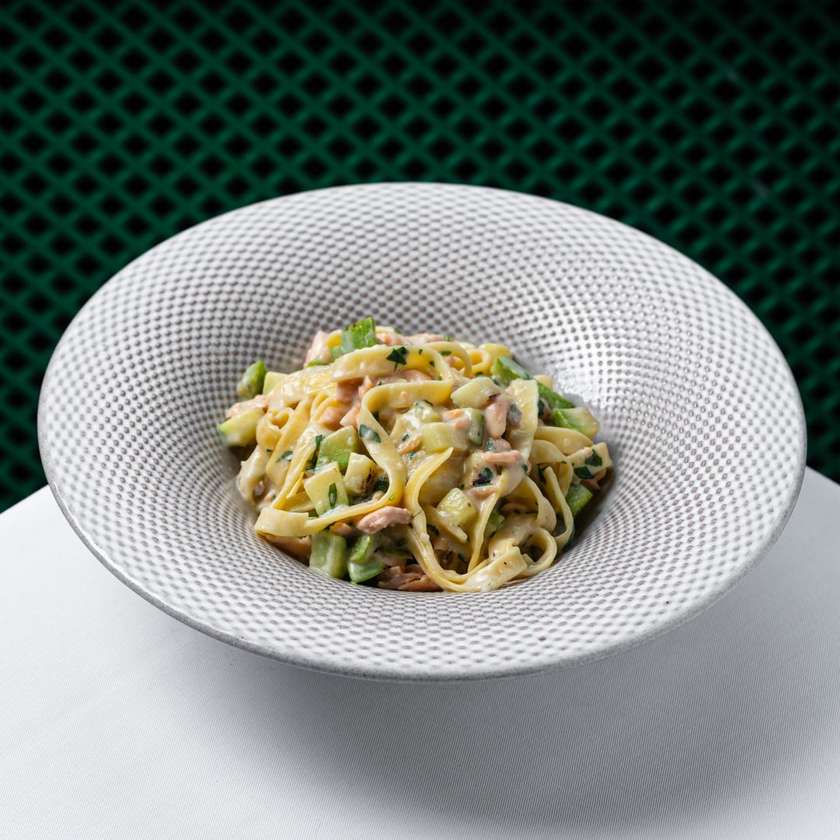 Tagliatelle  con salmone e zucchini