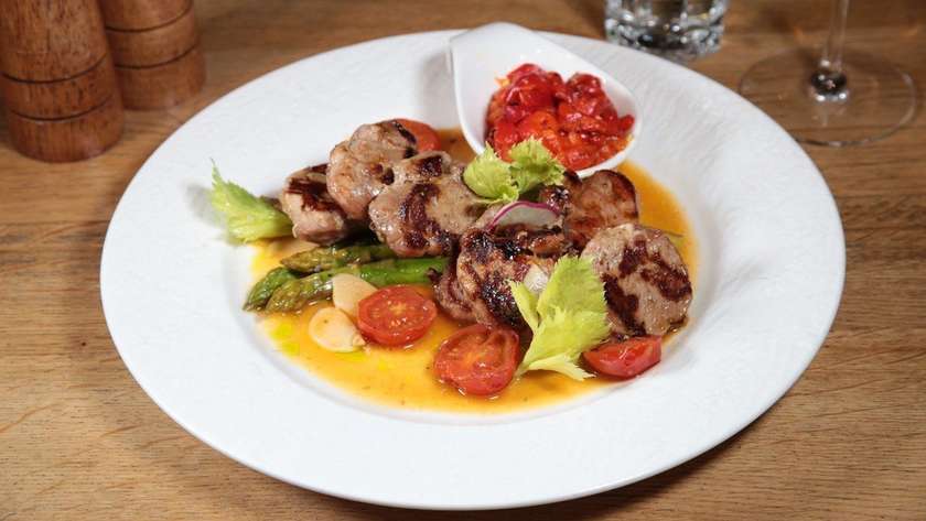 Mușchiuleț de Porc cu Salată de Ardei Copți