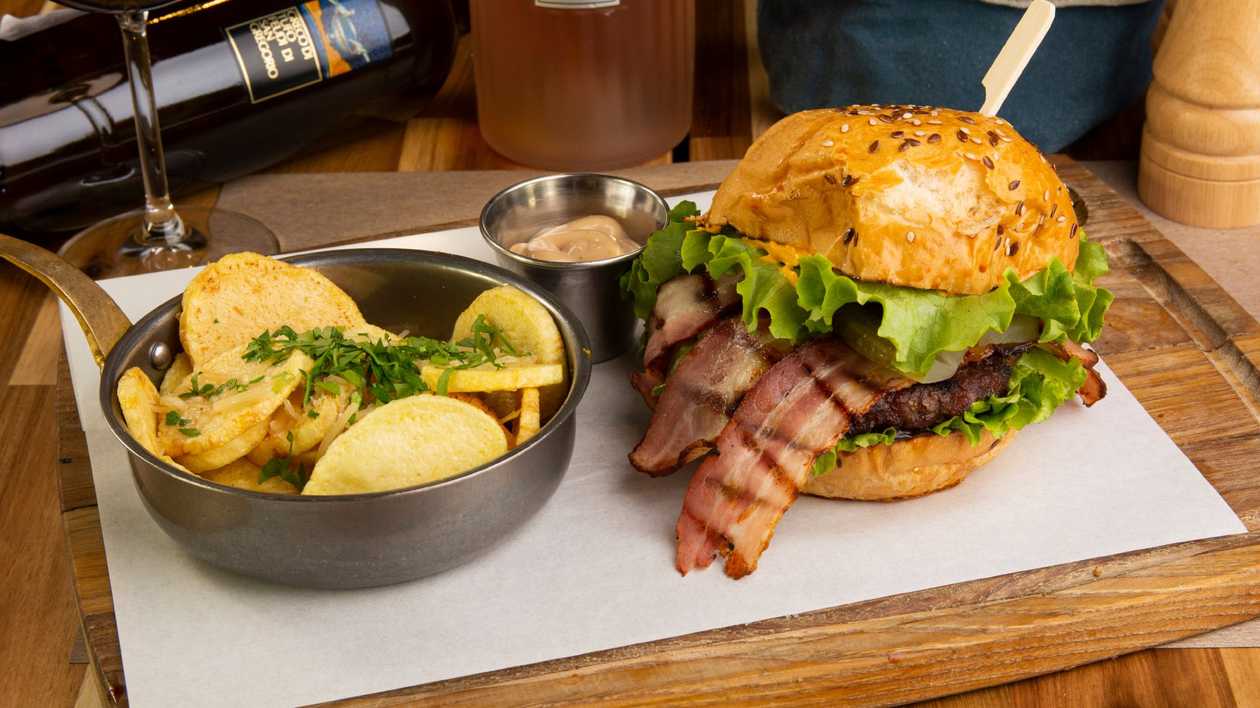 BURGERU' LU' IANCU CU CARTOFI PRAJITI