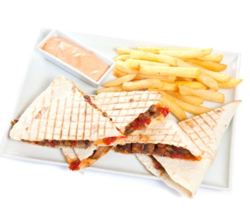 Quesadilla cu Piept de Pui cu Cartofi Prăjiți
