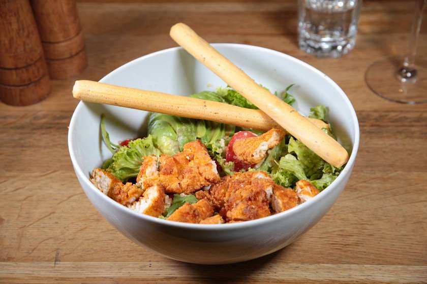 Salată cu Crispy de Pui și Quinoa