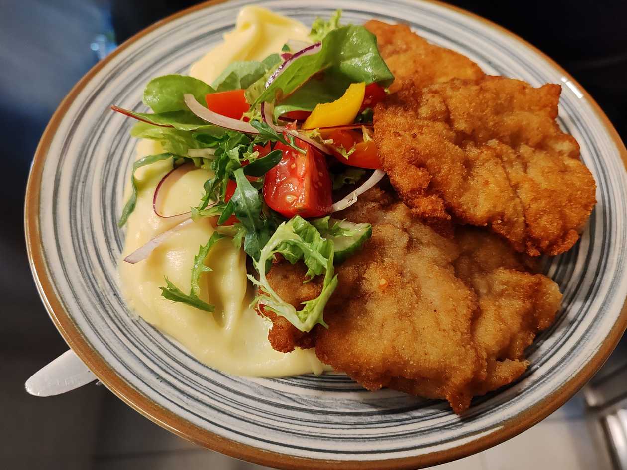 180g NA PŘEPUŠTĚNÉM MÁSLE SMAŽENÉ TELECÍ ŘÍZEČKY S JEMNOU BRAMBOROVOU KAŠÍ