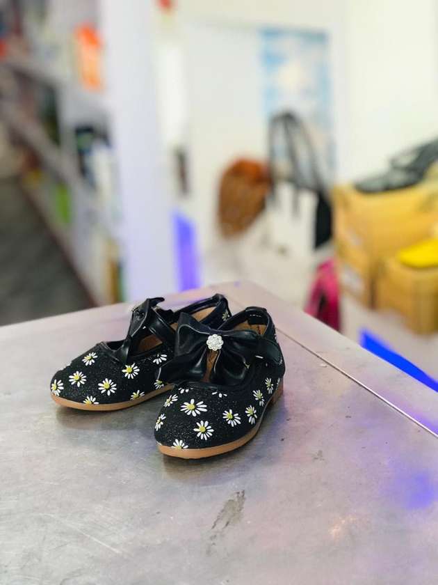 🌼✨ Girls’ Floral Dress Shoes ✨
