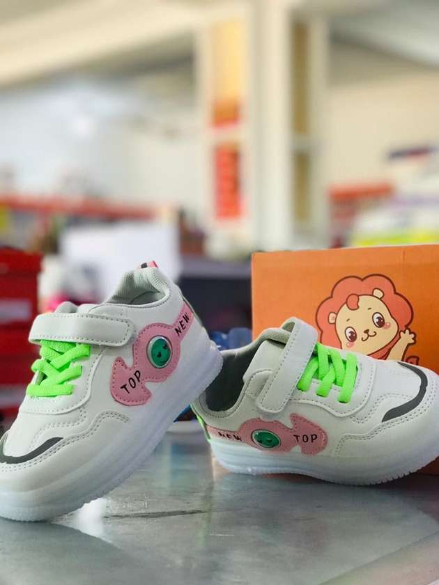 👟 Unisex Light-Up Sneakers 👟