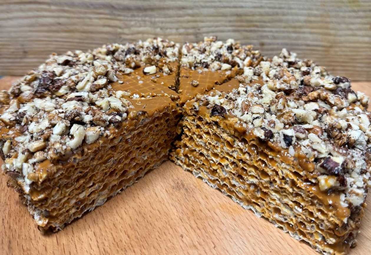 Торт Вафельний з карамельним-згущеним молоком та волоським горіхом