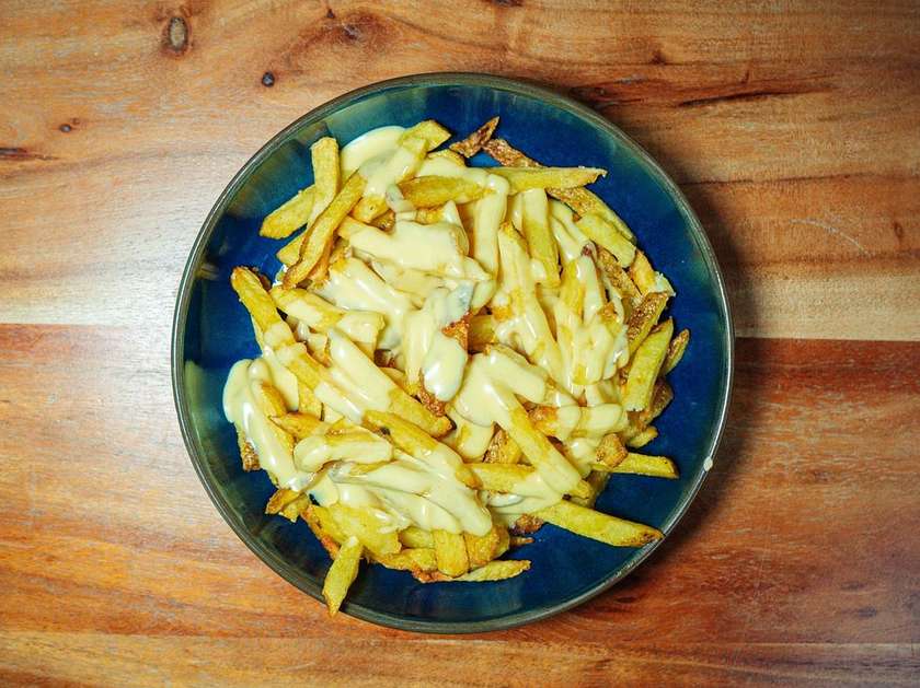 Fries with cheddar sauce