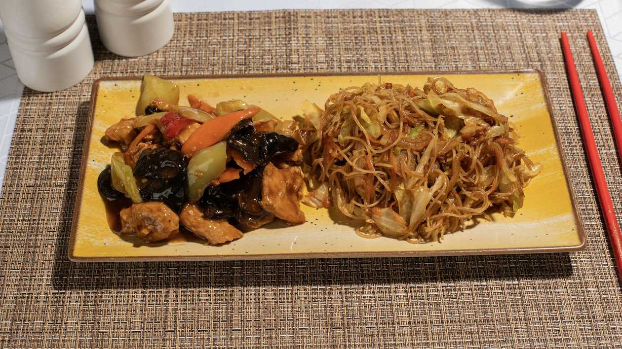 Pui cu ardei, urechi de lemn si Spaghete din orez