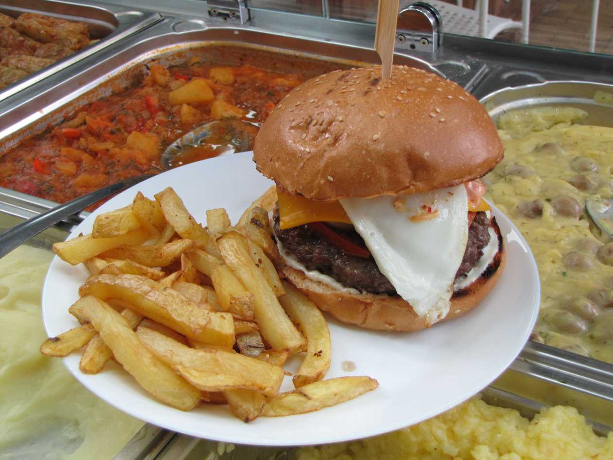 Burger cu carne de vita  + cartofi prăjiți