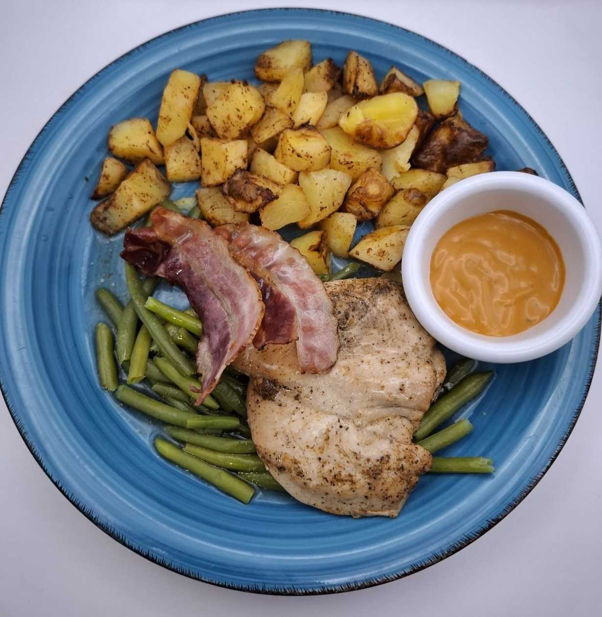 Menu 3 – 150g Chicken fillet on green beans with bacon, 200g baked potatoes, BBQ sauce