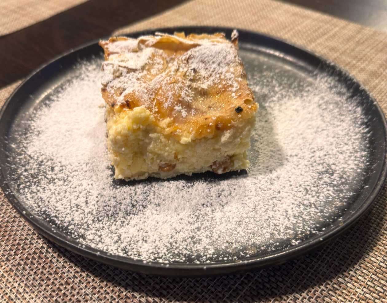 Plăcintă cu branza dulce și stafide