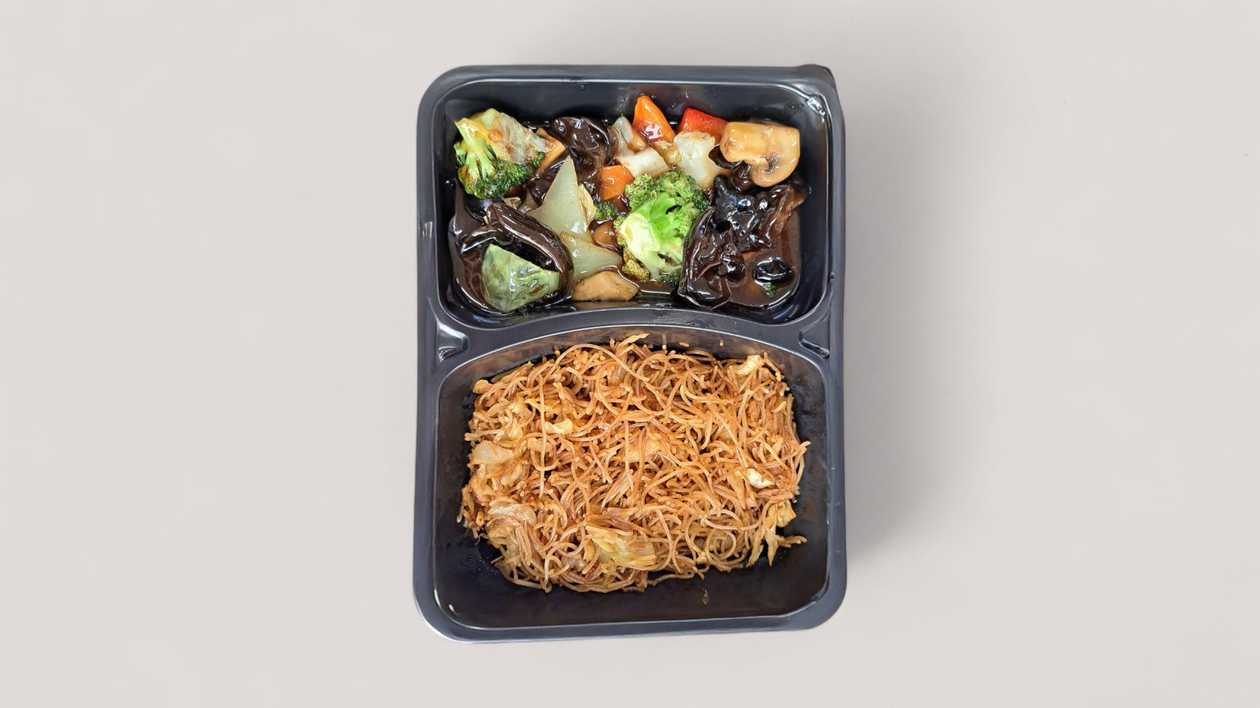 Legume pe plita cu spaghete din orez