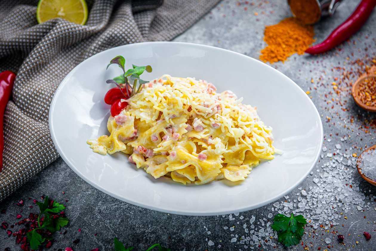 Macaroni with ham and cheese