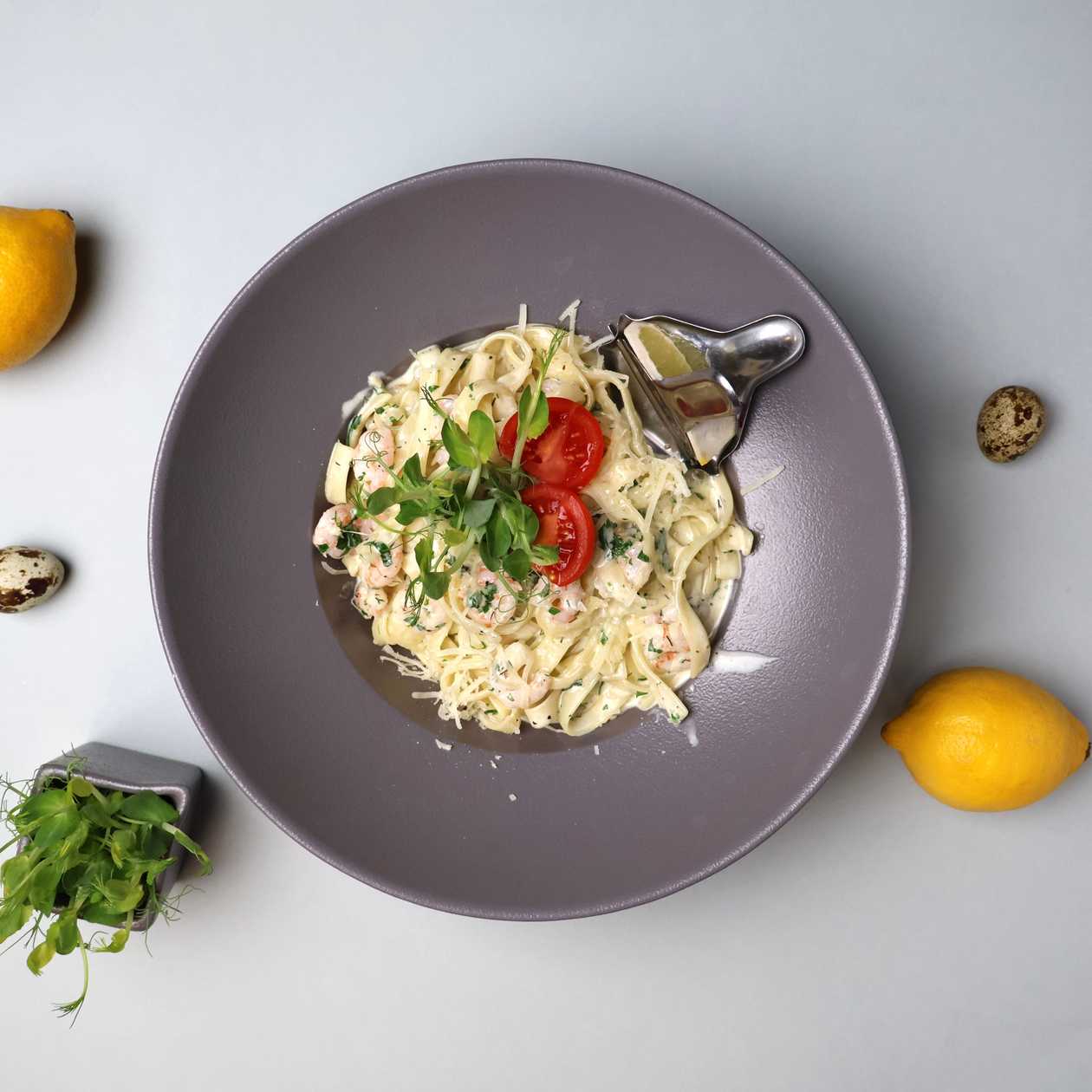 Pasta with shrimp in cream sauce