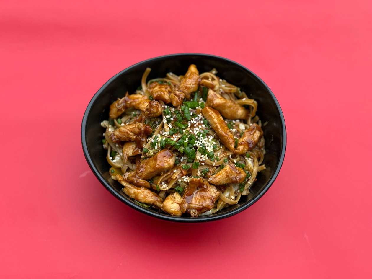 Noodle toyuq ile