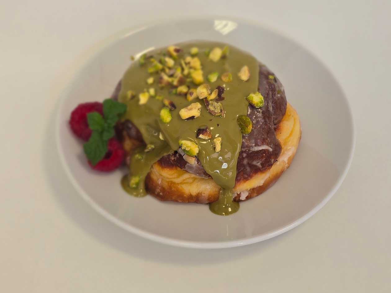 Pączek z nadzieniem pistacjowym 1 szt.