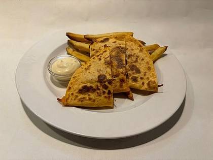 3) BBQ Chicken Quesadilla, hranolky a slaninová mayo