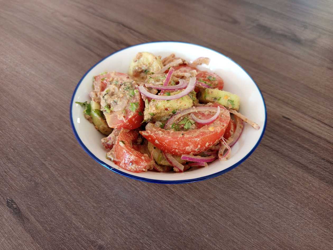 Gruziniškos salotos su graikiniais riešutais