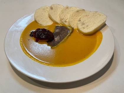 2) Hovězí svíčková, houskový knedlík