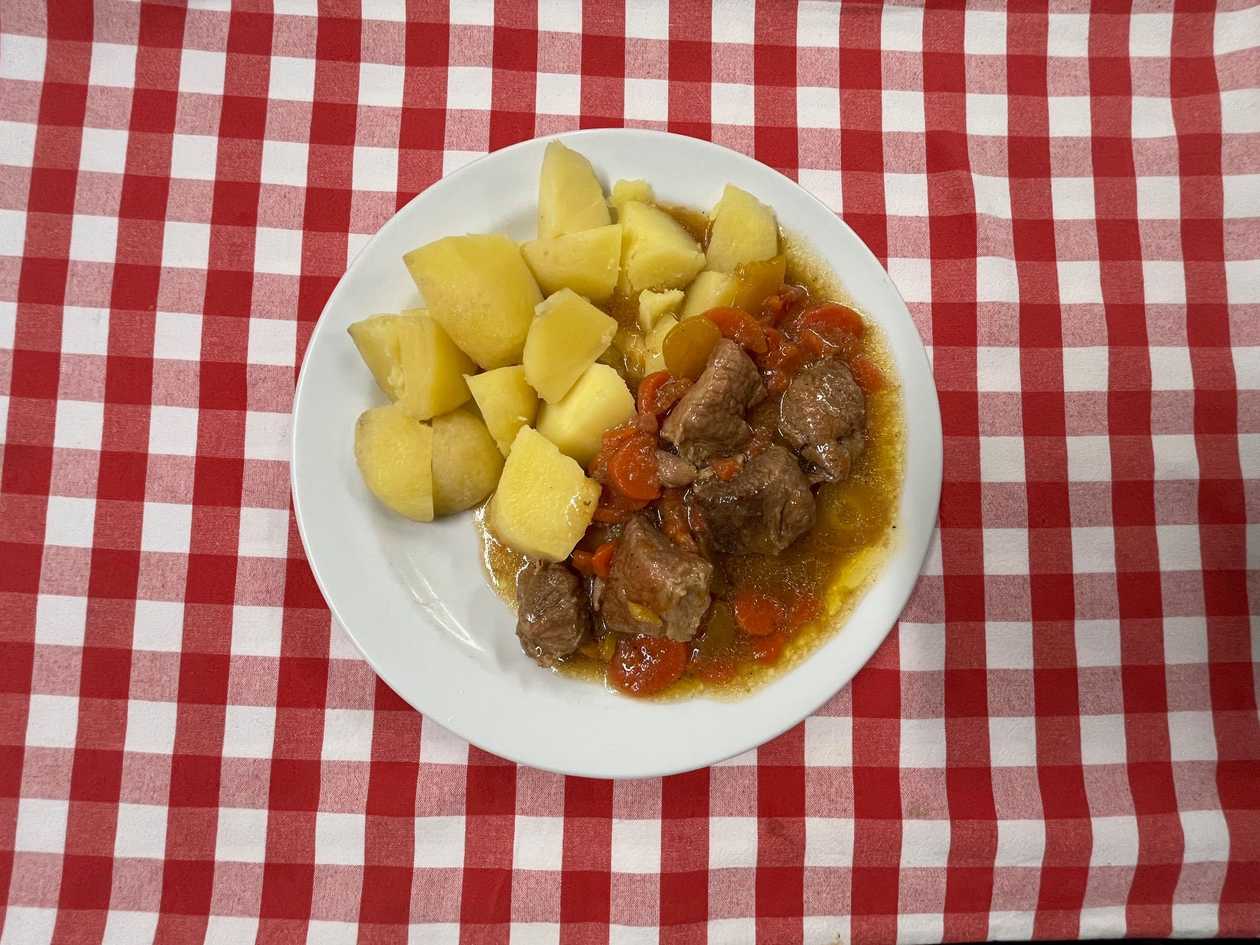 Pork cubes in carrot sauce, boiled potatoes (100g)